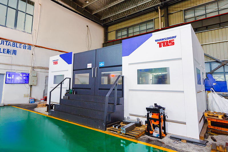 آلة الحفر والطحن CNC TOS التشيكية